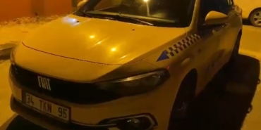 Esenyurt’ta ticari taksiyi kaldırımda sürdü: O anlar kamerada