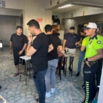 Esenyurt’ta uygulamada aracı polisin üstüne süren şahıslar kamerada