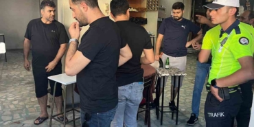 Esenyurt’ta uygulamada aracı polisin üstüne süren şahıslar kamerada