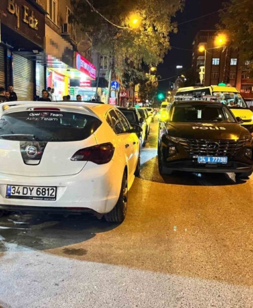 Eşi tarafından sokakta bıçaklanan kadın hayatını kaybetti