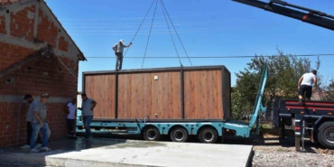 Evi yanan yaşlı kadına destek