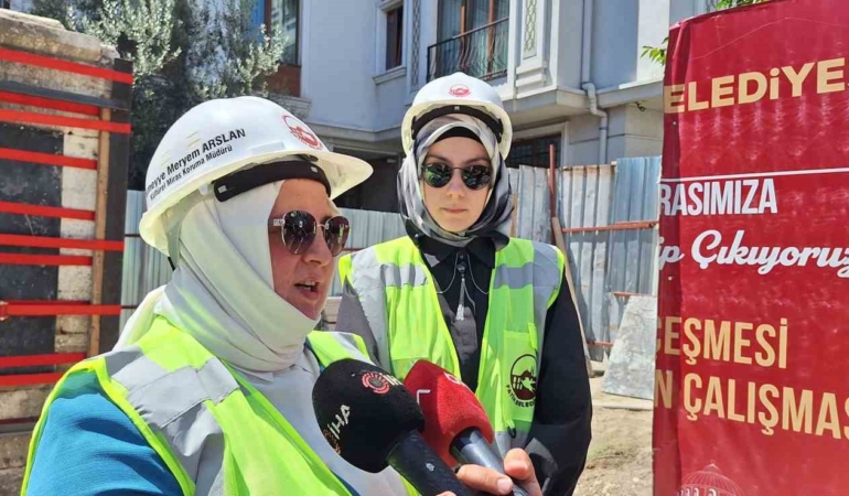 Fatih’teki tarihi Hacı Evliya Çeşmesi vinçlerle yeni yerine taşındı