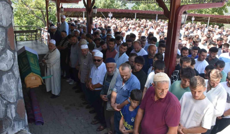 Feci kazada hayatını kaybeden 21 yaşındaki genç son yolculuğuna uğurlandı