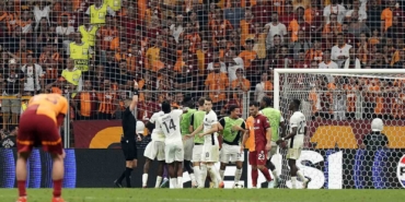 Fernando Muslera kırmızı kart gördü