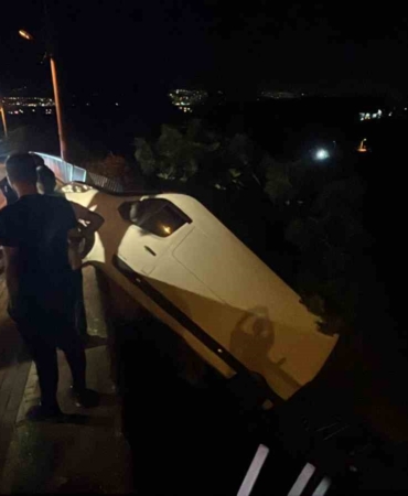 Freni boşalan araç 2 metrelik yükseklikte asılı kaldı