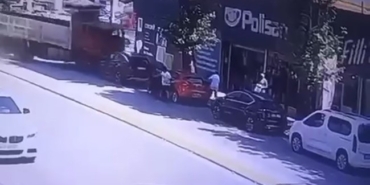 Freni boşalan kamyon dehşet saçtı: O anlar kamerada