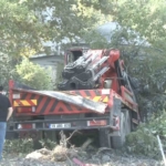 Freni boşalan vinç, otomobile çarpıp cami avlusuna uçtu: 1 yaralı