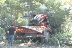 Freni boşalan vinç, otomobile çarpıp cami avlusuna uçtu: 1 yaralı