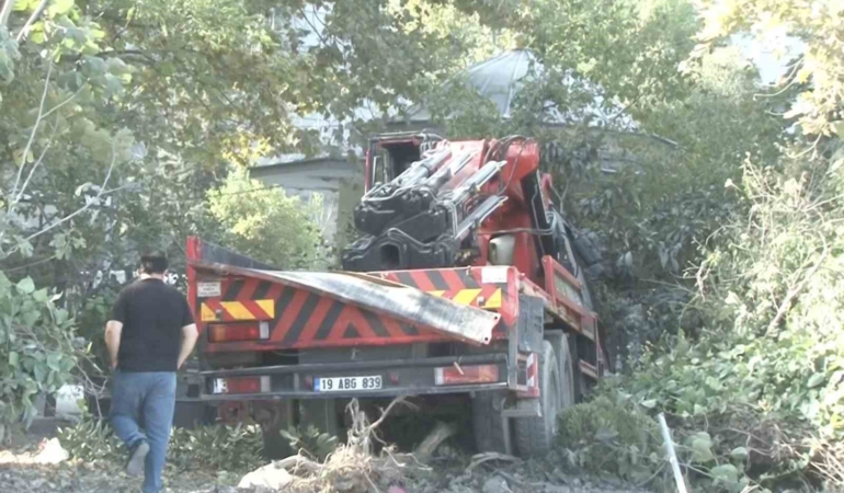 Freni boşalan vinç, otomobile çarpıp cami avlusuna uçtu: 1 yaralı