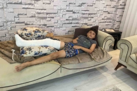 Futbolcu olma hayali kuran 10 yaşındaki çocuk köpeklerden kaçarken bacağını kırdı