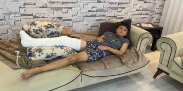 Futbolcu olma hayali kuran 10 yaşındaki çocuk köpeklerden kaçarken bacağını kırdı