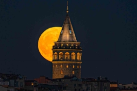 Galata Kulesiyle Dolunay kartpostallık görüntüler oluşturdu