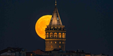 Galata Kulesiyle Dolunay kartpostallık görüntüler oluşturdu