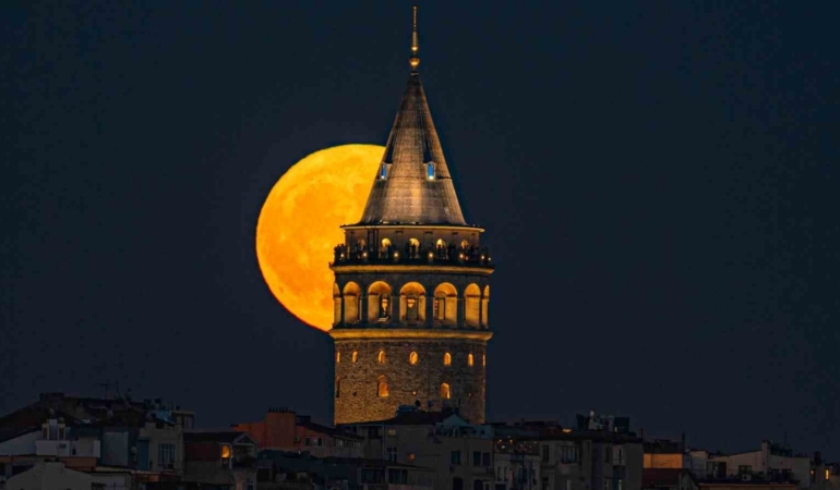 Galata Kulesiyle Dolunay kartpostallık görüntüler oluşturdu