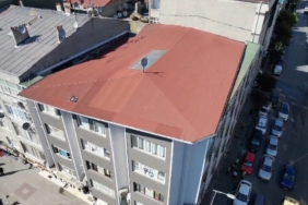Gaziosmanpaşa’da 4 katlı binanın çatısı tadilat esnasında kaydı: Kopan parçalar sokağa savruldu