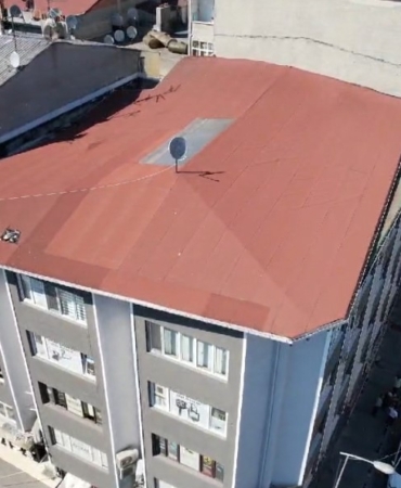 Gaziosmanpaşa’da 4 katlı binanın çatısı tadilat esnasında kaydı: Kopan parçalar sokağa savruldu