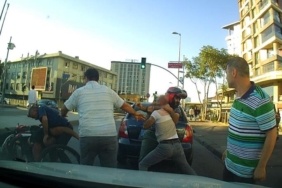 Gaziosmanpaşa’da otomobil ve bisiklet sürücüsünün yol kavgası