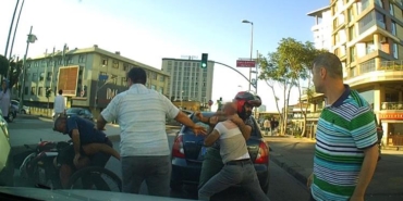 Gaziosmanpaşa’da otomobil ve bisiklet sürücüsünün yol kavgası