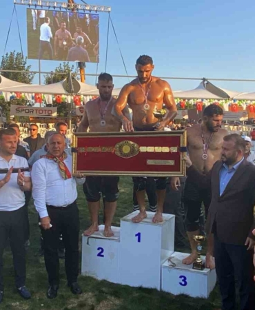 Geleneksel Arnavutköy Yağlı Güreşleri’nde şampiyon Mustafa Taş oldu