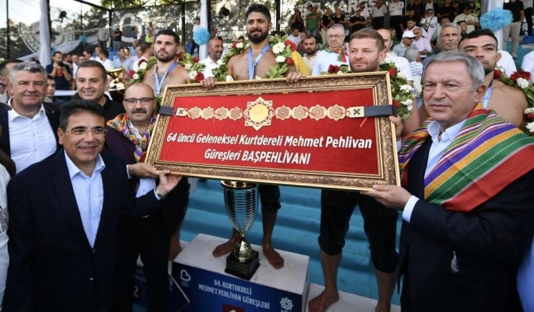 Geleneksel Kurtdereli Yağlı Güreşleri’nin başpehlivanı Enes Doğan oldu