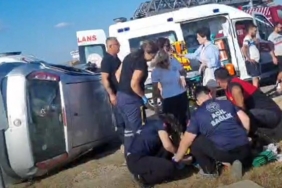 Gelibolu’da minibüs ile otomobil çarpıştı: 1’i ağır 7 yaralı