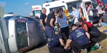 Gelibolu’da minibüs ile otomobil çarpıştı: 1’i ağır 7 yaralı