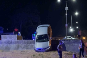 Gelibolu’da otomobil otopark duvarında asılı kaldı, sürücü 3,93 promil alkollü çıktı