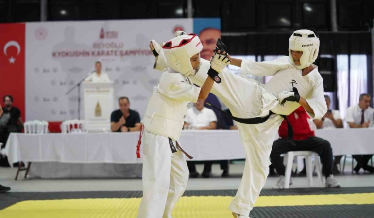 Genç karateciler, Beyoğlu Kyokushin Karate Şampiyonası’nda yarıştı