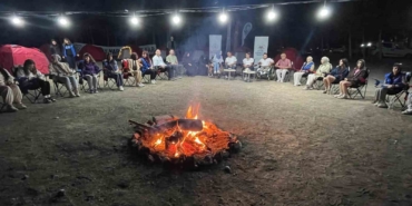 Gençler, kamp ateşinin başında buluştular