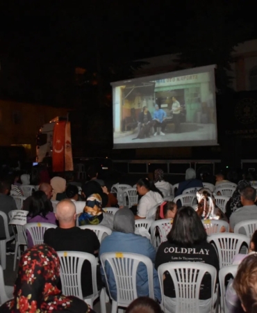 Gezen Sinema isimli tır Söğüt’te halkla buluştu