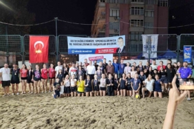 Gölcük’te plaj voleybolu çekişmeli anlara sahne oldu