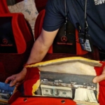 Gümrük görevlileri otobüsün koltuklarında 939 bin 800 dolar buldu