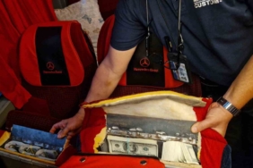 Gümrük görevlileri otobüsün koltuklarında 939 bin 800 dolar buldu