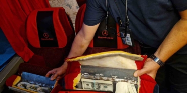 Gümrük görevlileri otobüsün koltuklarında 939 bin 800 dolar buldu