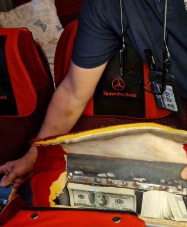 Gümrük görevlileri otobüsün koltuklarında 939 bin 800 dolar buldu