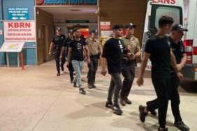 Gürültü ihbarına giden ekipler, 10 kaçak göçmeni yakaladı