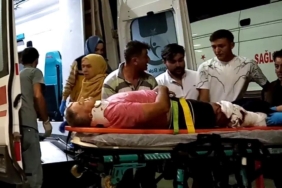 Hafif ticari araç ile motosiklet çarpıştı: 1’i ağır 2 yaralı