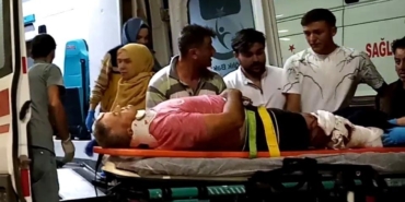 Hafif ticari araç ile motosiklet çarpıştı: 1’i ağır 2 yaralı