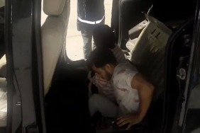 Hafif ticari aracın arka koltuğunun altından 2 kaçak göçmen çıktı