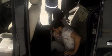 Hafif ticari aracın arka koltuğunun altından 2 kaçak göçmen çıktı