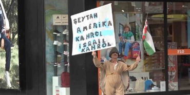 Hayvan kostümleri giyerek İsrail’i protesto etti