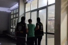 Hırsızlıktan 31 yılla aranan şahıs, evine kıyafet değiştirmeye gelince yakalandı