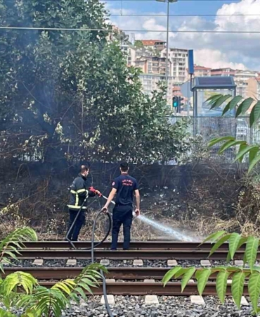 Hızlı tren rayında çıkan yangını canlarını hiçe sayarak söndürdüler
