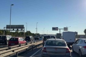 İBB ekipleri çalışma olmayan Avcılar-Küçükçekme arasını dubalarla kapatınca, trafik çilesi başladı