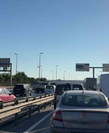 İBB ekipleri çalışma olmayan Avcılar-Küçükçekme arasını dubalarla kapatınca, trafik çilesi başladı