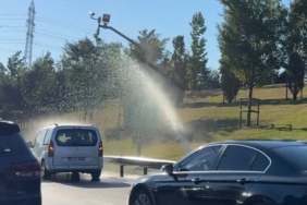 İBB’nin sulama sistemi bozuldu, sürücüler araçlarını E6 da yıkamaya başlayınca trafik kilitlendi