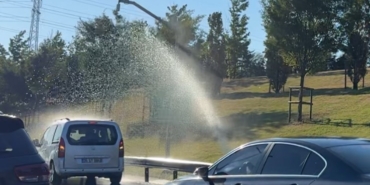 İBB’nin sulama sistemi bozuldu, sürücüler araçlarını E6 da yıkamaya başlayınca trafik kilitlendi