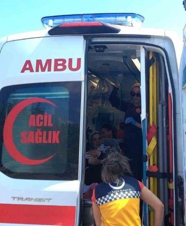 İçinde anne ve bebek olan yenidoğan ambulansı kazaya karıştı: 1 yaralı