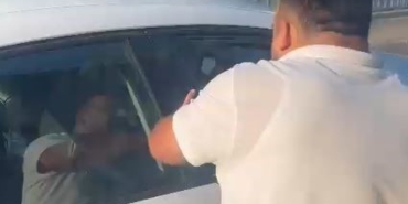 İETT şoförü araçtan inip tartıştığı sürücüye yumruk salladı, o anlar kamerada