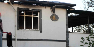 İki katlı evde yangın çıktı, müdahale eden bir kişi yaralandı